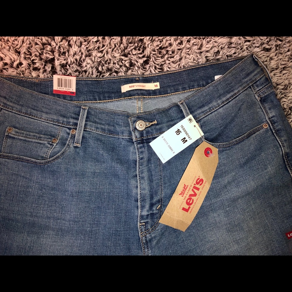 -Levi’s Straight Mid-Rise Jeans. Size:Women’s 16 M
